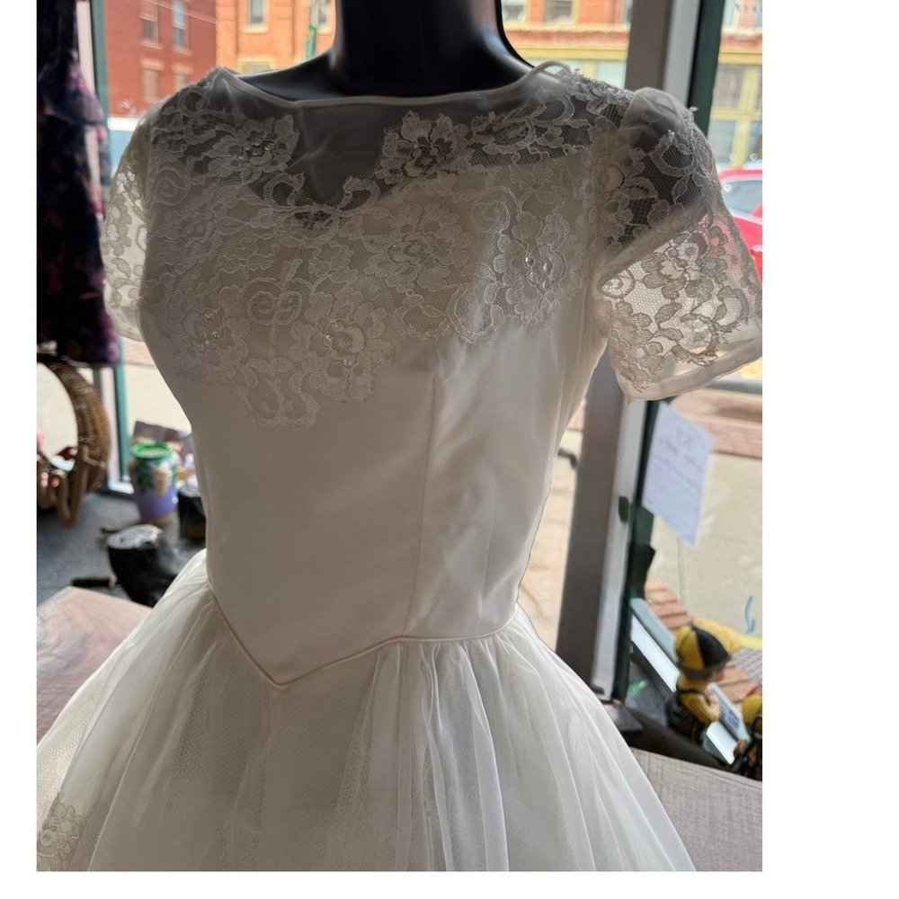 Vintage White Lace Tulle Wedding Dress Short Sleeve Basque Waist Floral Bow Gown